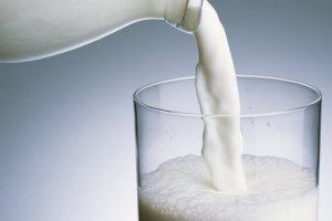 Україні продовжує падати виробництво молока 